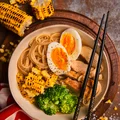Ramen z kurczakiem, jajkiem, brokułem i kukurydzą