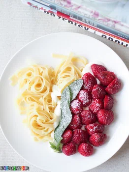 Przepyszny makaron z truskawkami