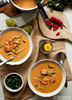 ekspresowa zupa czerwone curry z krewetkami i tagliatelle z cukinii