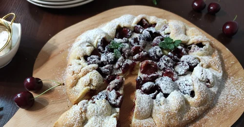 Tarta rustykalna z czereśniami.