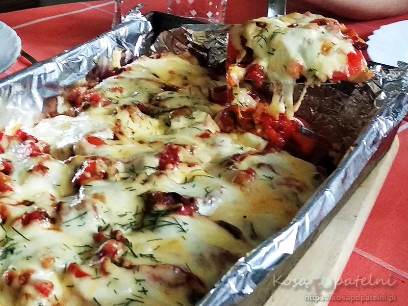 Kurczak zapiekany z mozzarellą, papryką i pieczarkami