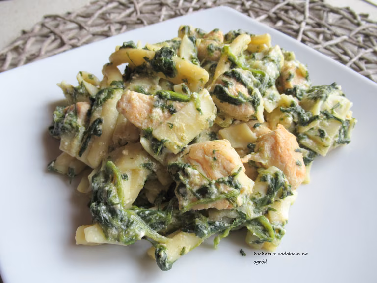 Makaron z kurczakiem, szpinakiem i serem feta.