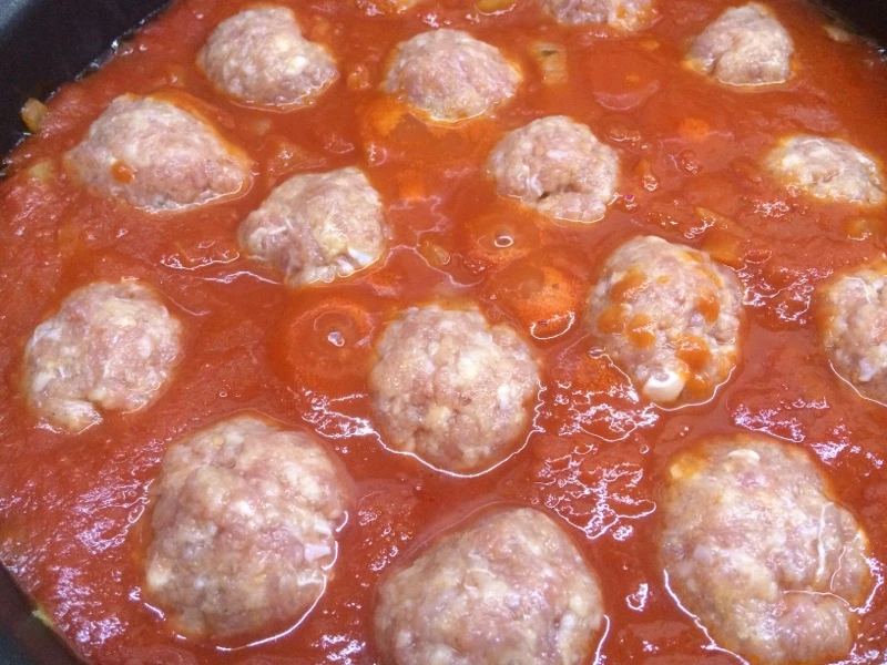 Hit dla dzieci! Klopsiki z kurczaka z parmezanem w sosie pomidorowym