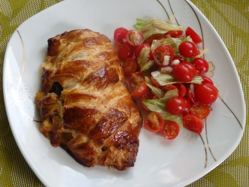 Kurczak nadziewany pieczarkami zapiekany w cieście francuskim