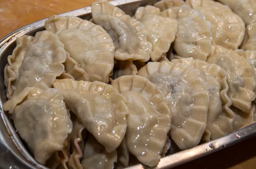 Ile mogą leżeć ugotowane pierogi z kapustą i grzybami? Odpowiedź może Cię zaskoczyć!