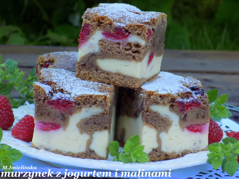 murzynek z jogurtem i malinami