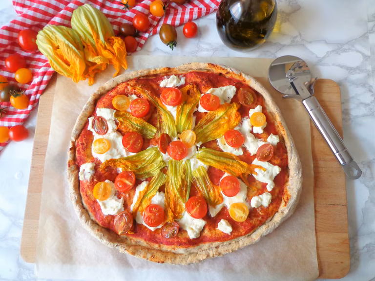 Razowa pizza z ricottą, pomidorkami i kwiatami cukinii