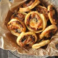 Ślimaki z ciasta francuskiego z mozzarellą, suszonymi pomidorami i oliwkami