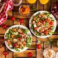 Piknikowa sałatka z boczkiem nawiniętym na morele