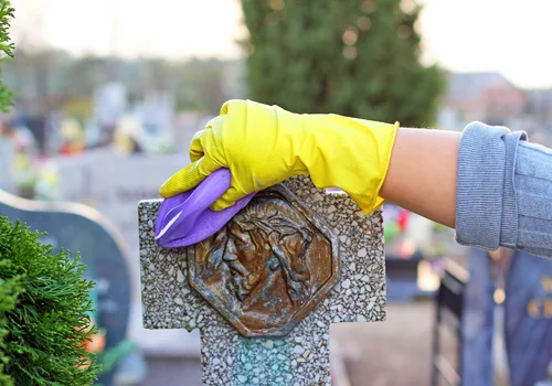 Darmowe sprzątanie grobu lub darmowy transport na cmentarz! Te miasta oferują bezpłatne usługi