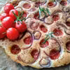 Focaccia z pomidorami koktajlowymi i cebulką czerwoną