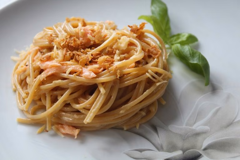 Spaghetti carbonara z łososiem