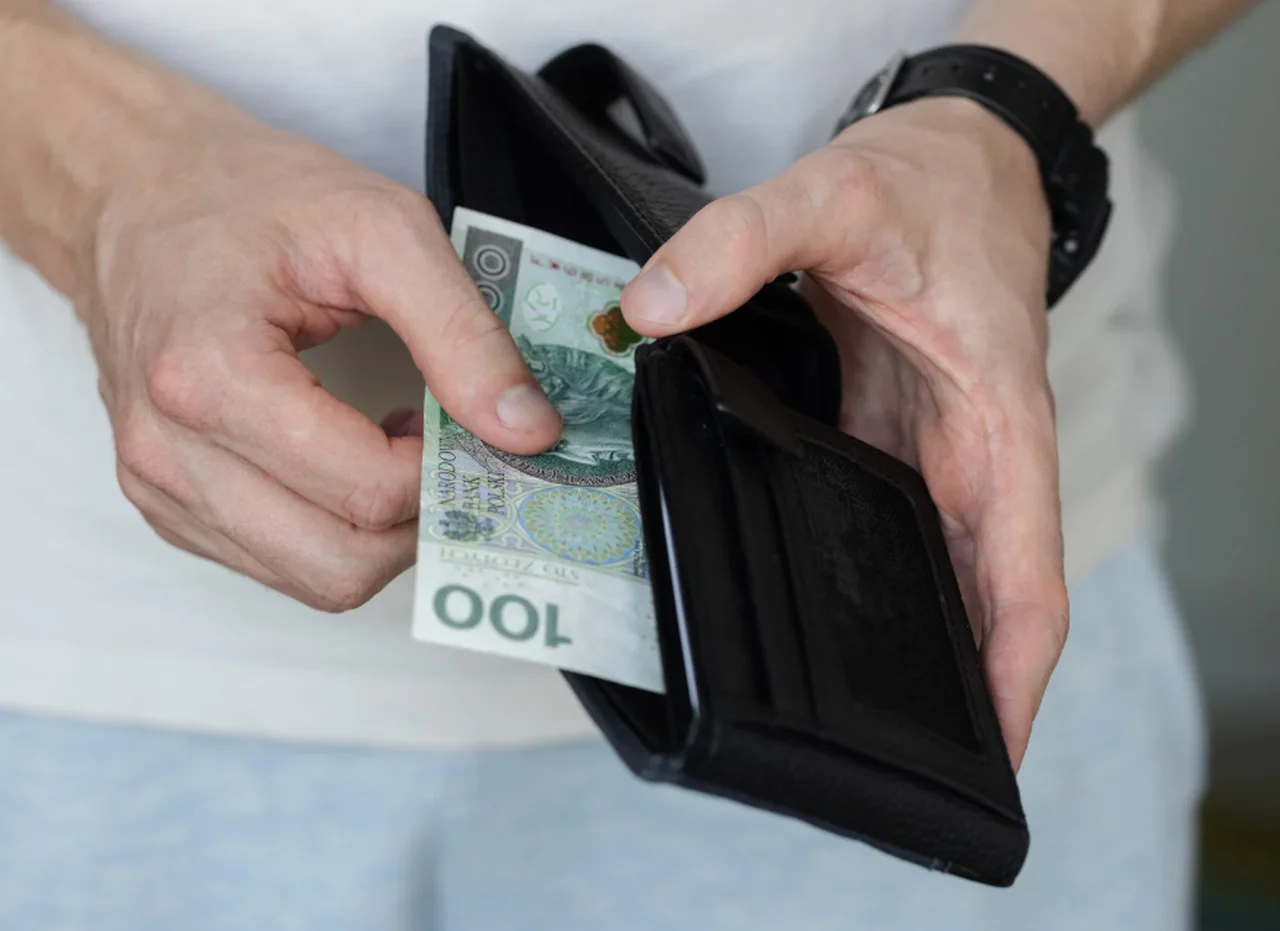 Ważne zmiany dla osób na umowie zlecenie! Kary dla pracodawców, stawka godzinowa i wypłata na czas