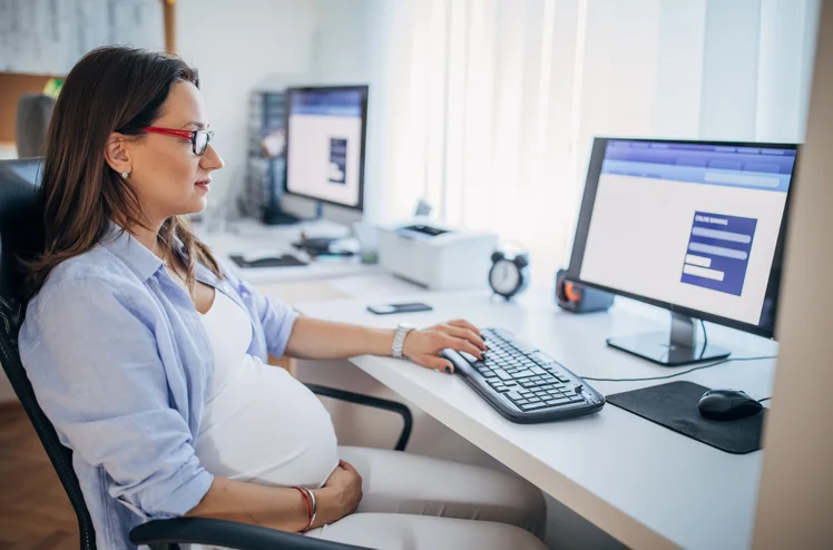 Zdjęcie Pracujesz i spodziewasz się dziecka? Kiedy powiedzieć pracodawcy o ciąży? #1