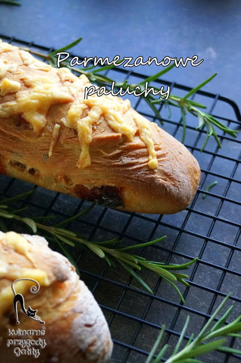 Parmezanowe paluchy drożdżowe z suszonymi pomidorami, czosnkiem i rozmarynem