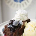 Brownie z lodami i sosem z borówki amerykańskiej