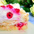 Bezowy Tort Śmiatankowy z Malinami