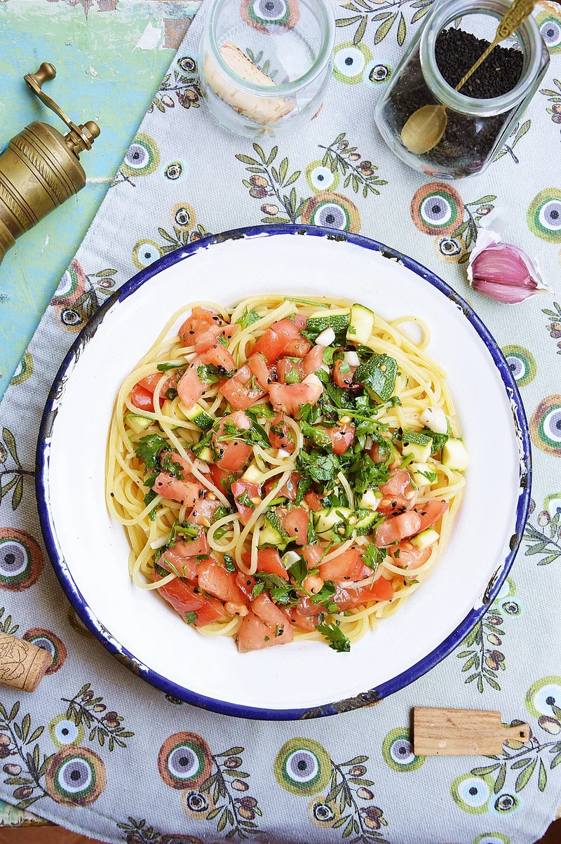 Spaghetti z pomidorem i cukinią w natce pietruszki