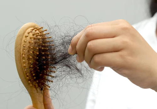 Dlaczego włosy wypadają jesienią? Lekarze podają zaskakujące powody