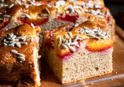 Ucierane ciasto cynamonowo-rumowe ze śliwkami