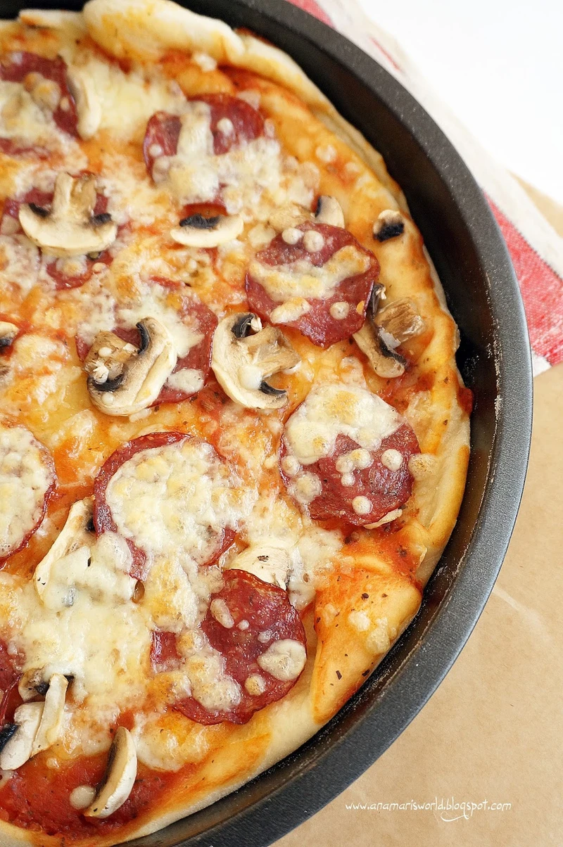 Pizza peperoni z pieczarkami
