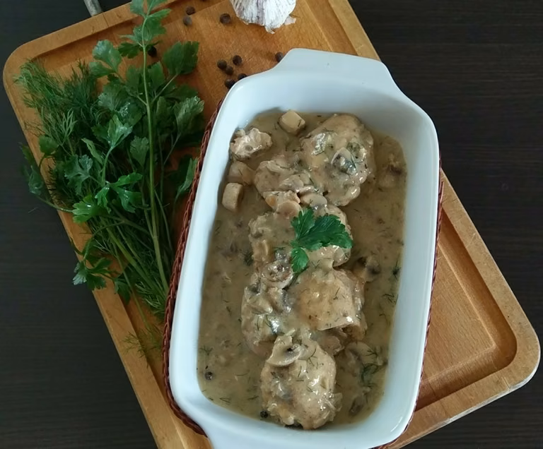 Udka kurczaka w sosie pieczarkowym