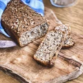 Domowy chleb pszenno-żytni z nasionami