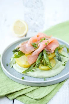 Ziemniaki ze szparagami i łososiem na sosie z avocado