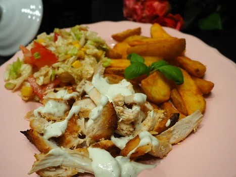 DROBIOWY KEBAB NA TALERZU