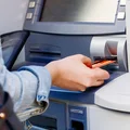 Rewolucja w bankomatach! Dlaczego niektóre znikają z naszych ulic?