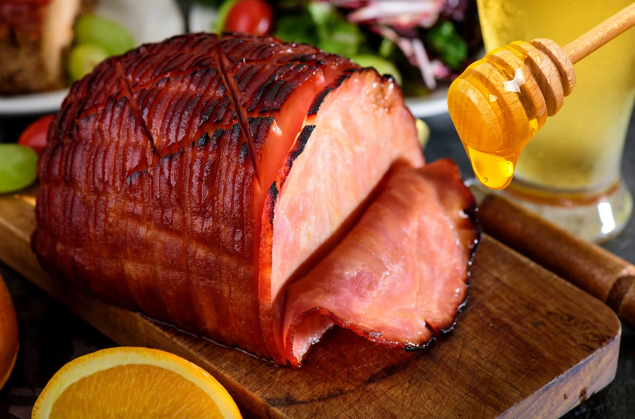 Szynka w glazurze? Ten trik sprawi, że będzie miała chrupiącą skórkę i miękkie wnętrze