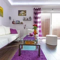 Nowoczesny salon we fiolecie