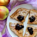 Placek bananowy z jagodami w żelu – śniadanie