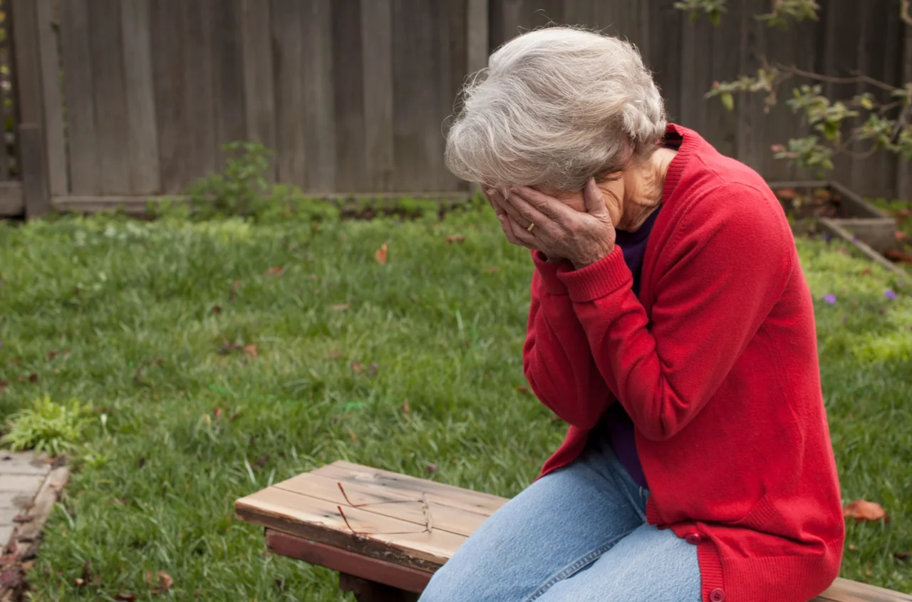 Wielu seniorów myśli, że umowa dożywocia ich chroni. Kluczowy jest jednak TEN jeden zapis!