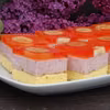 Sernik truskawkowo-bananowy na biszkopcie