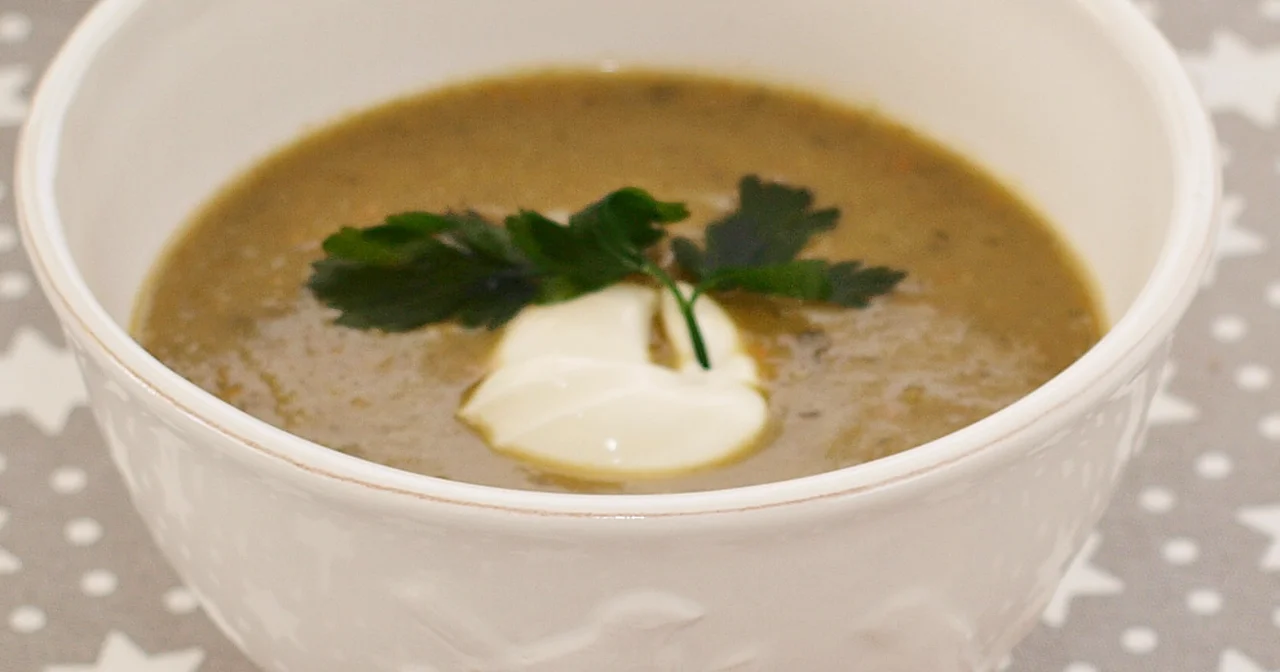 Odżywcza i oczyszczająca zupa z jarmużu