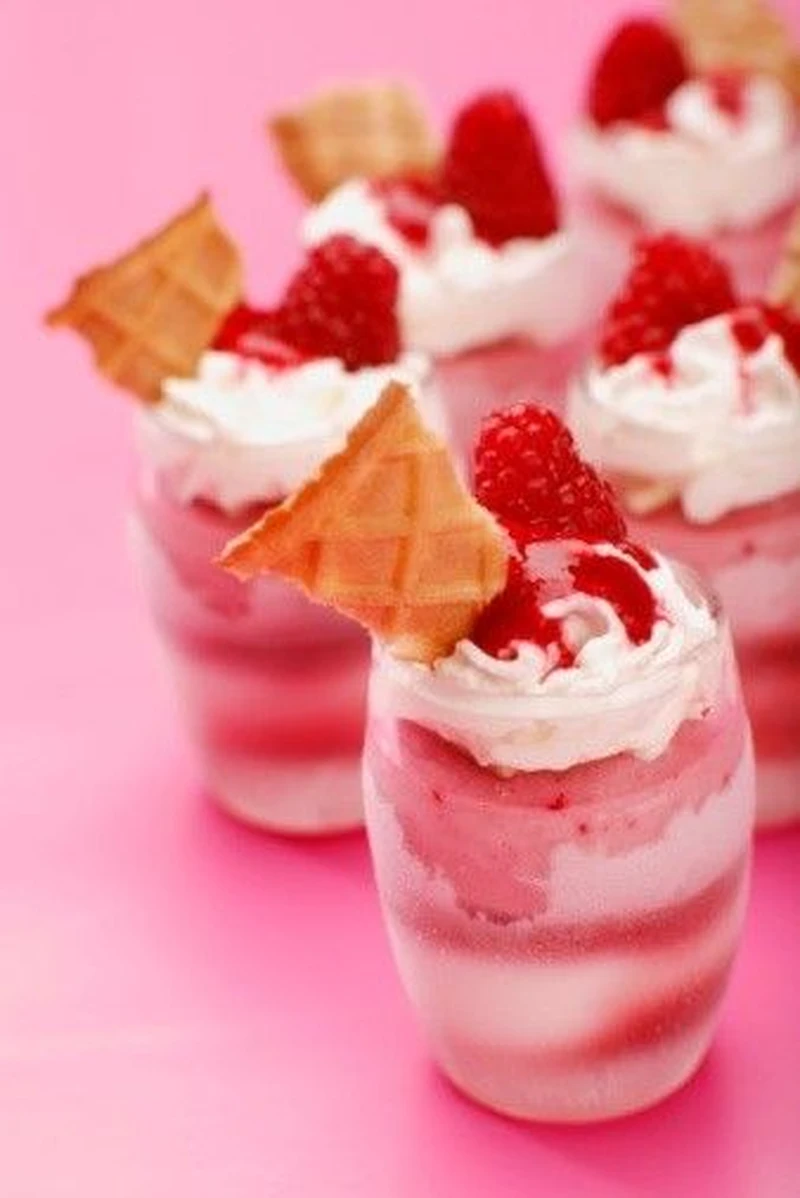 Lody truskawkowe z bitą śmietaną. Pychotka!