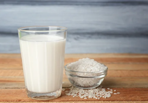 Mleko ryżowe w pielęgnacji skóry – naturalny sekret gładkiej i promiennej cery