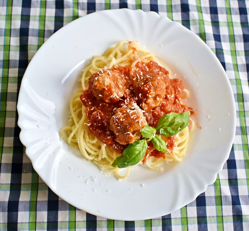 Spaghetti z klopsikami w sosie pomidorowym