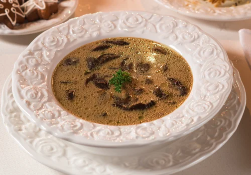 Zupa grzybowa wychodzi szara? To efekt jednego składnika, którego należy unikać!