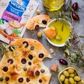 Foccacia z czosnkiem i oliwkami