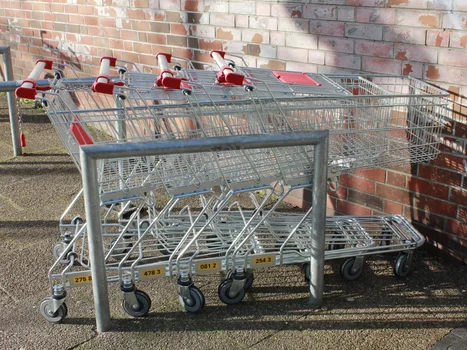 Wózki w supermarketach tylko z aplikacją sklepu?!