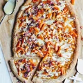 Mazurek pomarańczowo-morelowy z białą czekoladą i różami