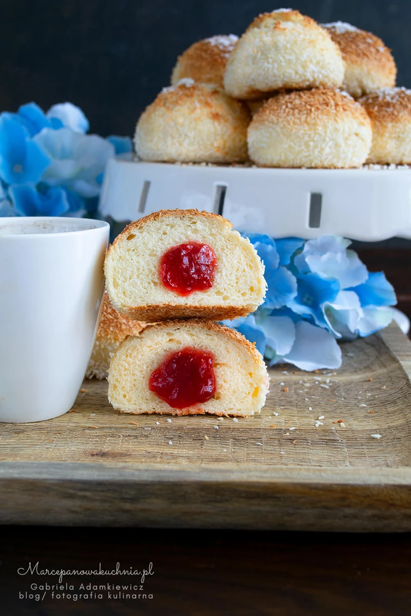 Pieczone pączki z kokosem i dżemem (wegańskie)