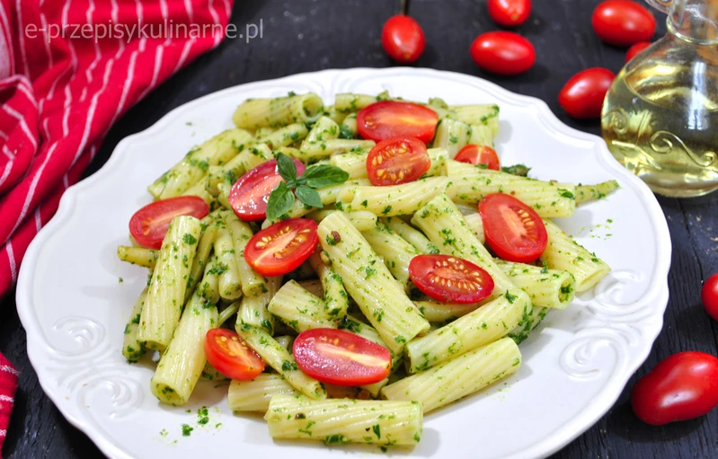 MAKARON Z FASOLKĄ SZPARAGOWĄ I PESTO Z JARMUŻU