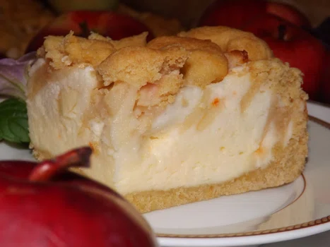 Budyniowa pianka z jabłkami na i pod kruchym ciastem