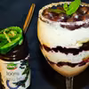 Jogurt z chia, bananem i dżemem z czarnego bzu