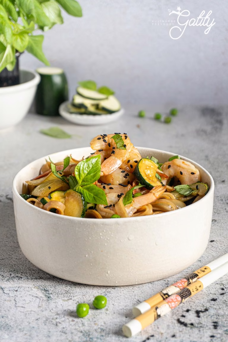 Krewetki teriyaki z makaronem ryżowym