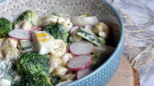 Sałatka z brokułem i tortellini