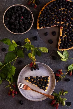 Tarta z jeżynami, masą migdałową i kremem waniliowym - food²